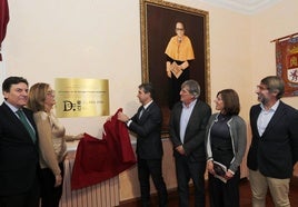 Descubrimiento de la placa en honor de Fuentes Quintana en el Ayuntamiento de Carrión.