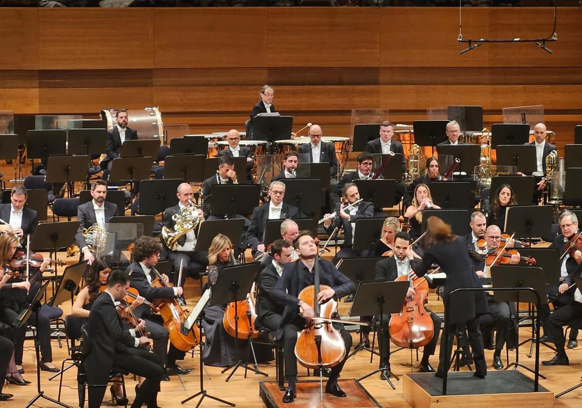 Un momento del concierto con Ivan Skanavi al chelo.