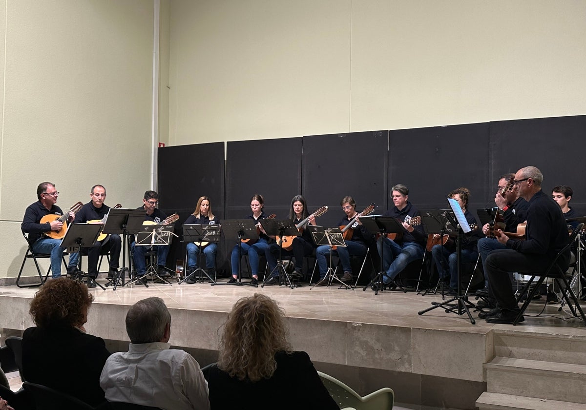 Orquesta de Pulso y Púa de Villalbilla de Burgos tocando en la Casa de la Cruz de Tudela