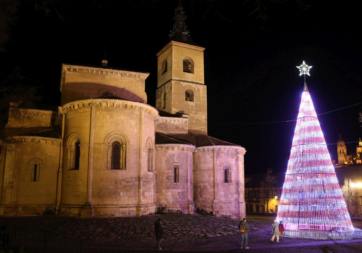 Árbol de Navidad iluminado este año junto a la iglesia de San Millán, en Segovia.