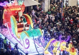 Papá Noel saluda a los miles de niños que este sábado han salido a las calles de Valladolid para arroparle en su visita a Valladolid.