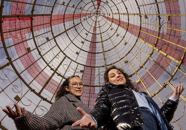 Carlota Sánchez y la cantante y autora del cuento Sarabel Medina