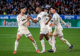 Sylla recibe la felicitación de su compañero Javi Sánchez tras su gol al Alavés.