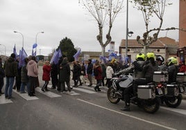 Participantes en la concentración cruzan el paso de peatones situado junto al punto de reunión, al pie de la travesía de Peñafiel.