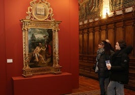 Un grupo de turistas contempla una pieza de la Catedral.