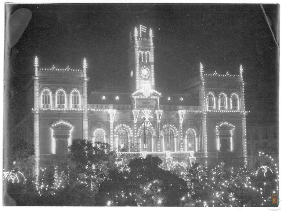 La fachada del Ayuntamiento de Valladolid en los años 60.