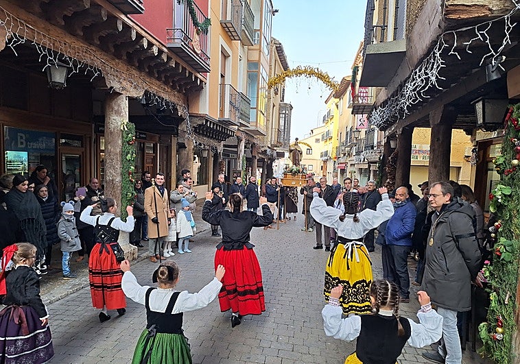 Baile del grupo municipal de danzas durante la procesión