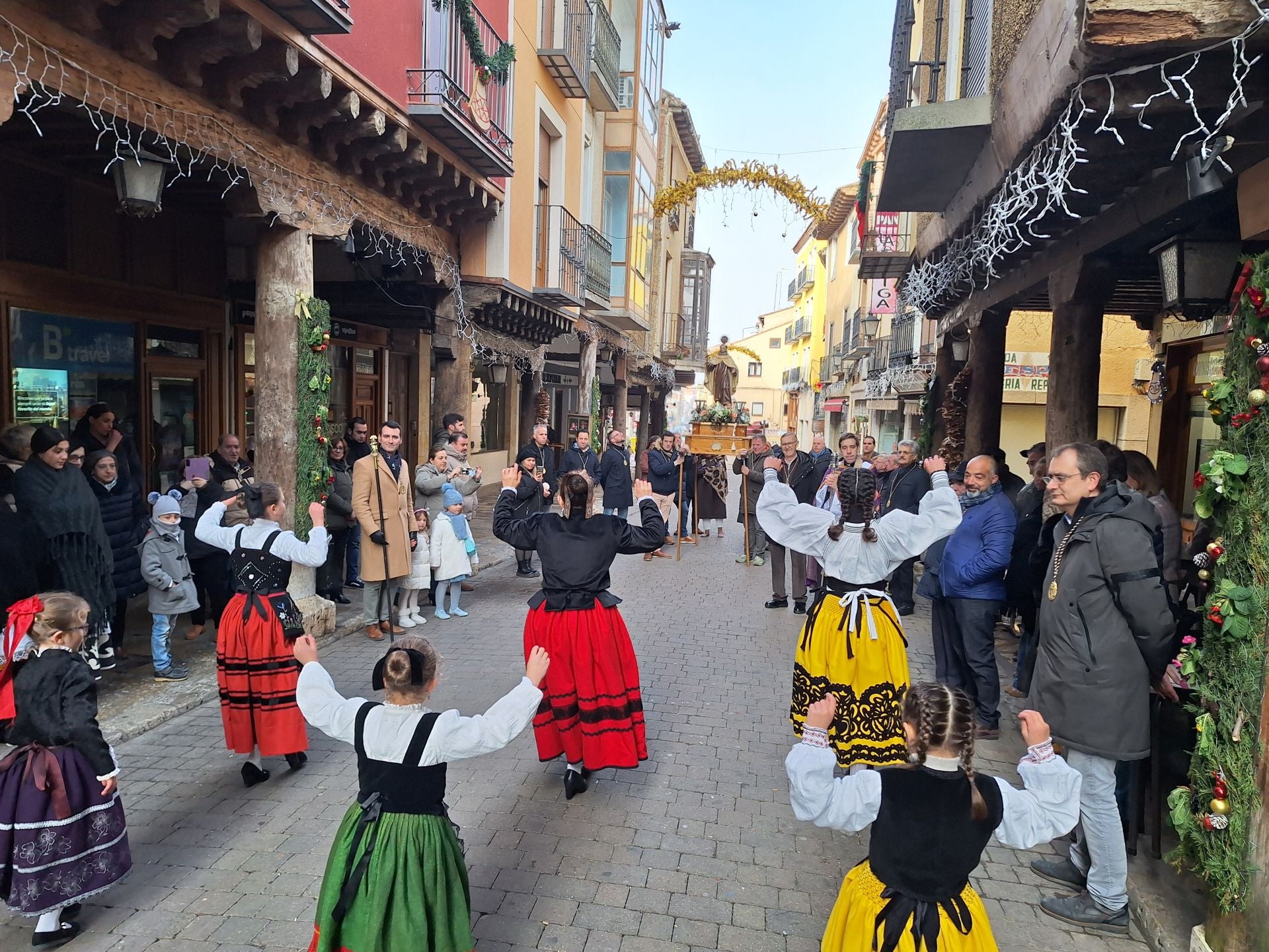 La procesión de la cofradía de San Juan de la Cruz de Rioseco, en imágenes