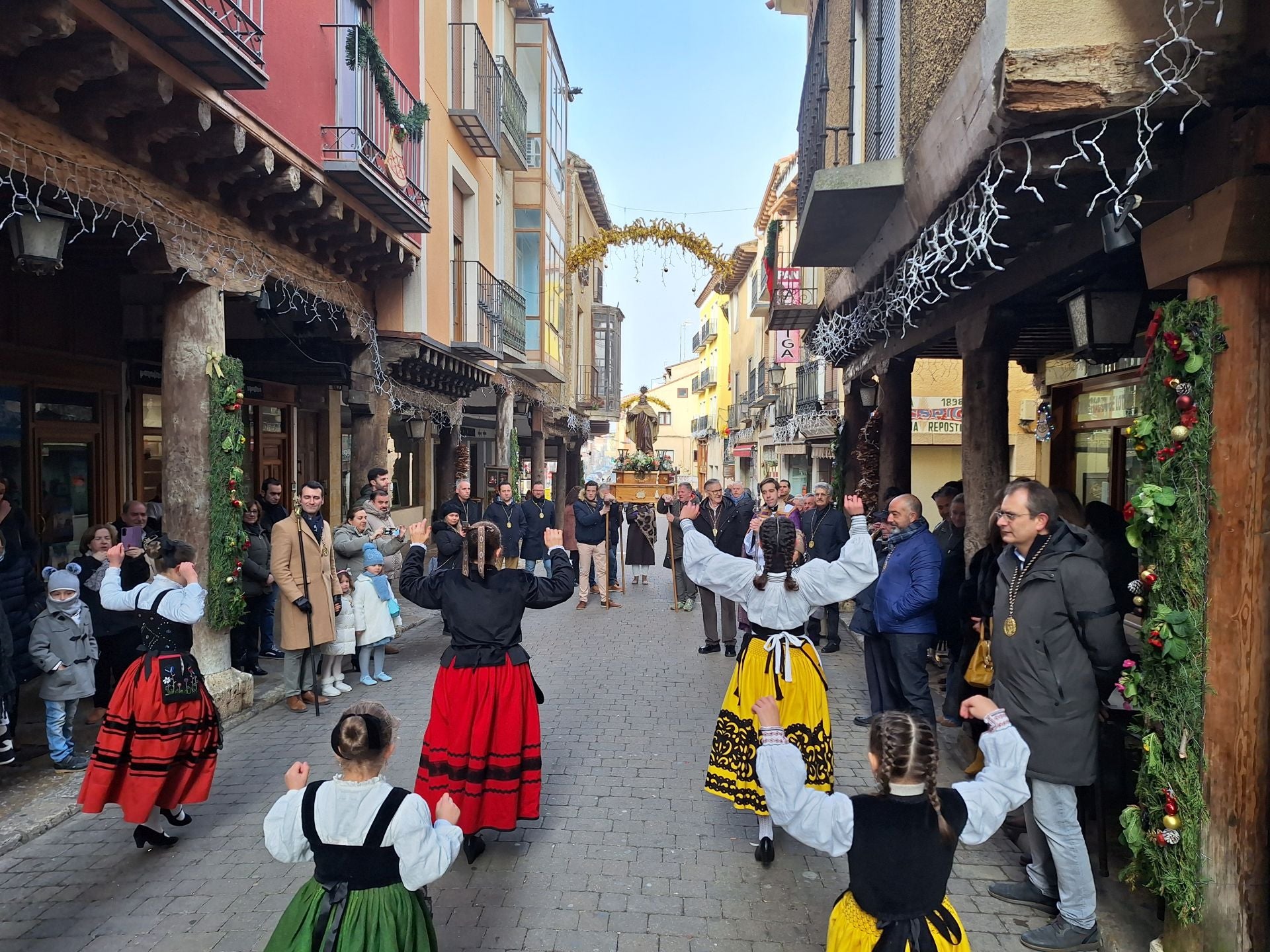 La procesión de la cofradía de San Juan de la Cruz de Rioseco, en imágenes
