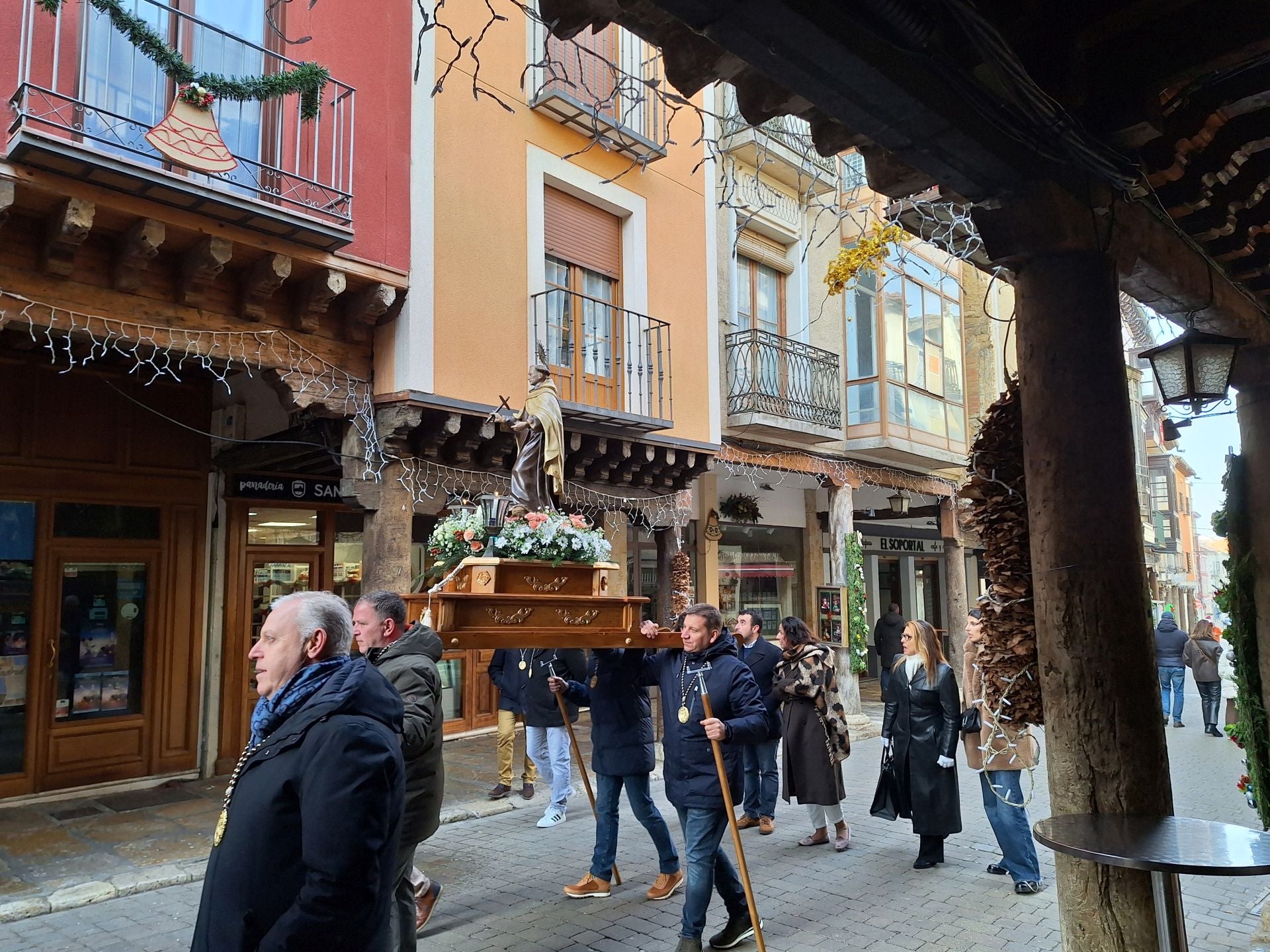 La procesión de la cofradía de San Juan de la Cruz de Rioseco, en imágenes
