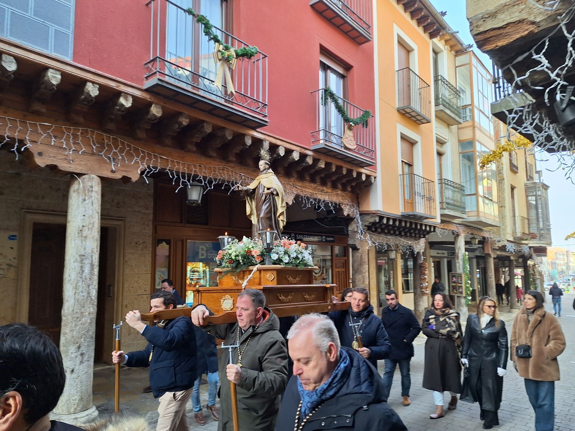 La procesión de la cofradía de San Juan de la Cruz de Rioseco, en imágenes