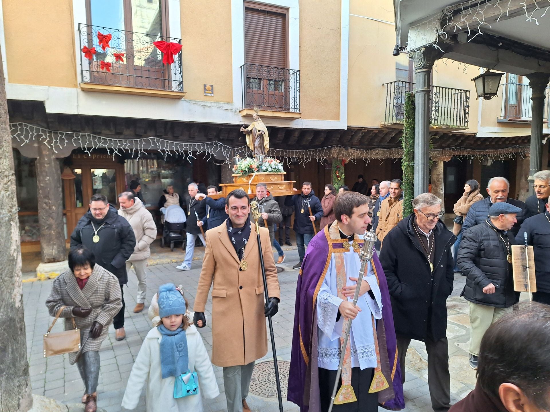 La procesión de la cofradía de San Juan de la Cruz de Rioseco, en imágenes