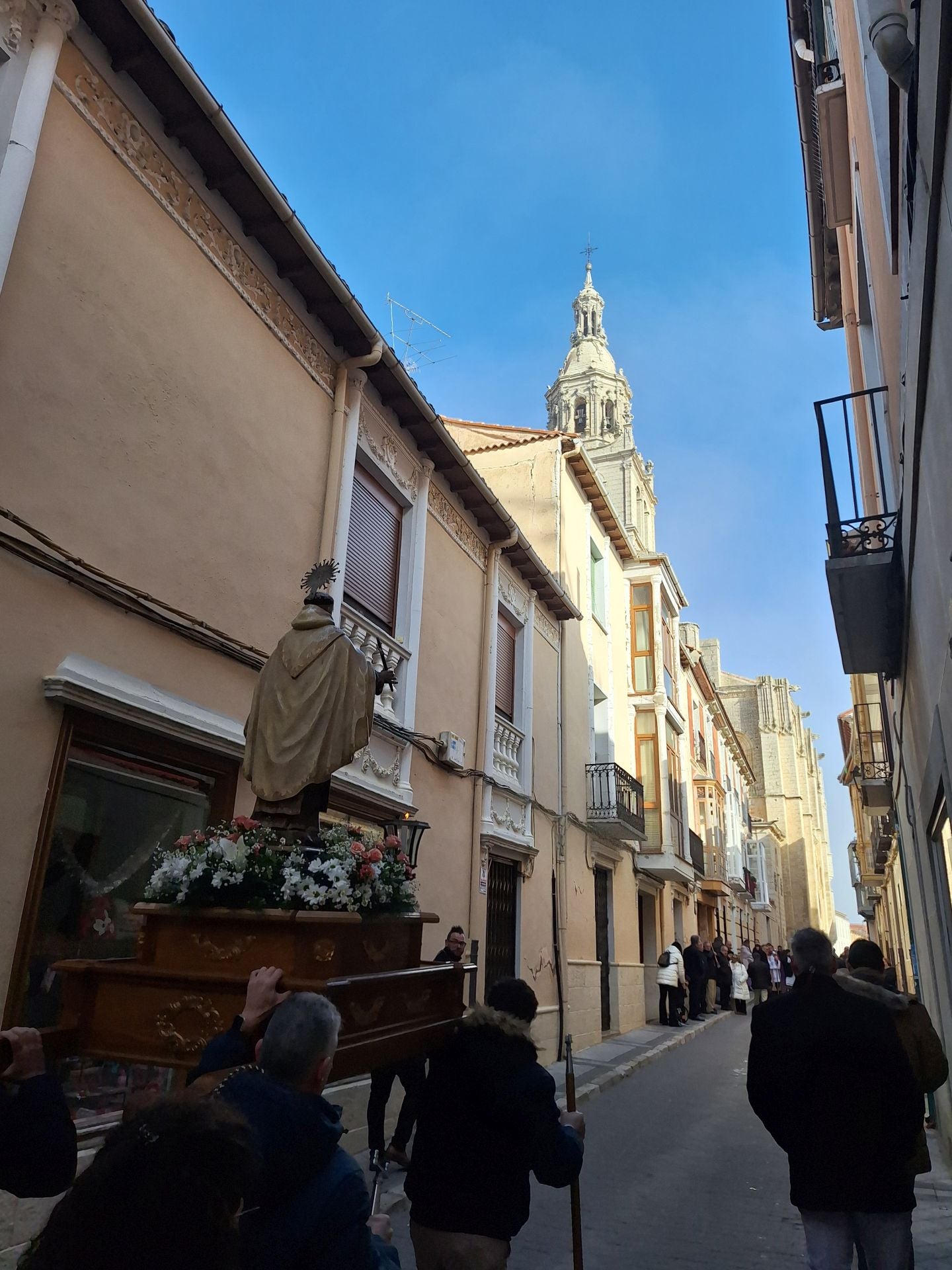 La procesión de la cofradía de San Juan de la Cruz de Rioseco, en imágenes