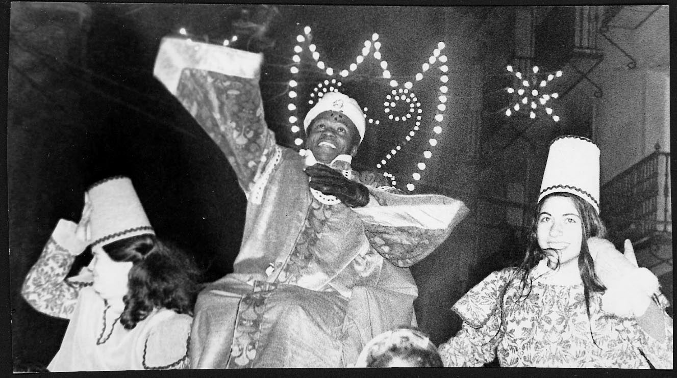 El rey Baltasar en su carroza durante la Cabalgata de 1981.