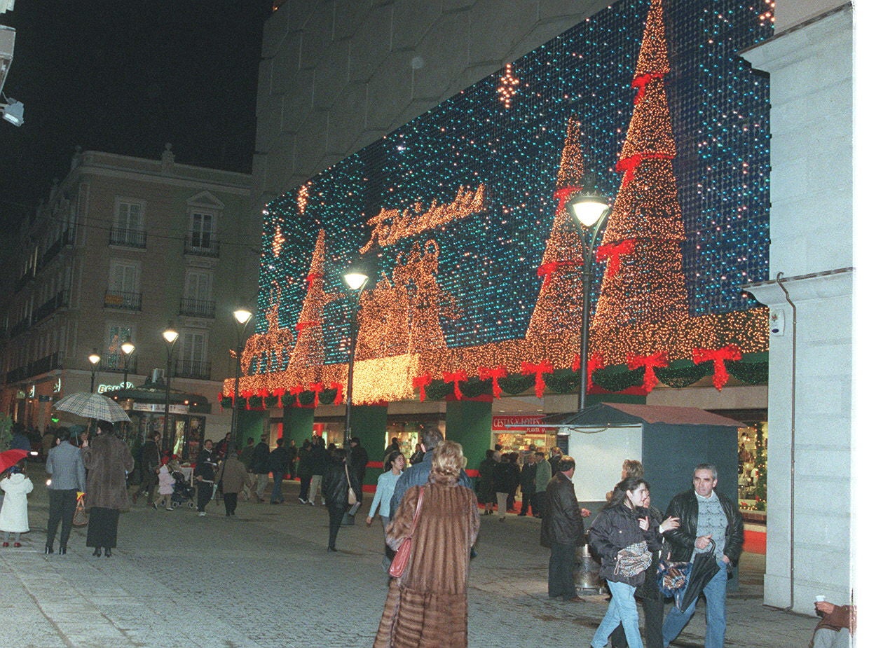 Luces de Navidad para decorar la fachada del Corte Inglés de Constitución. 1 de diciembre de 2000.