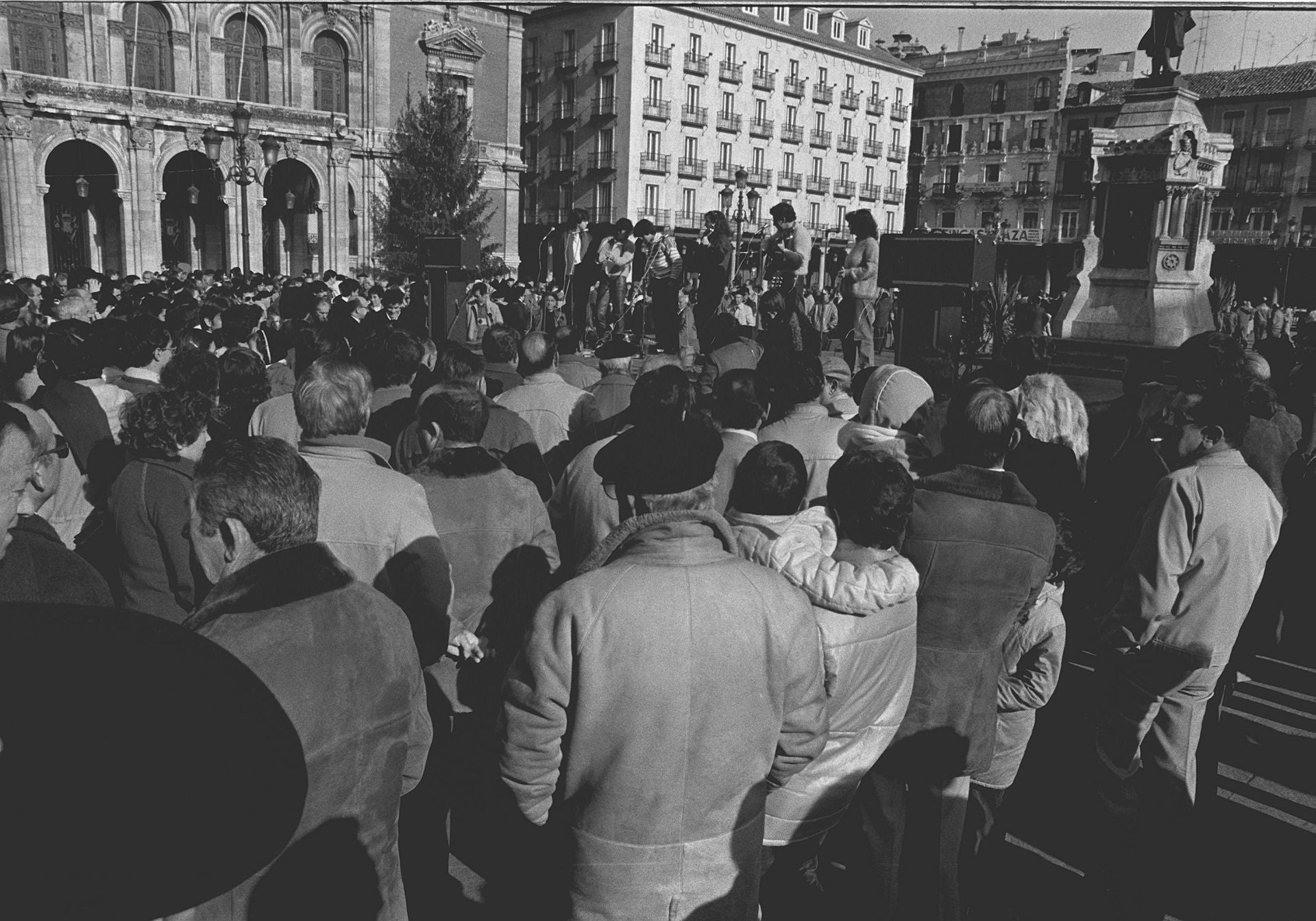 Grupo de danzas y coros animan los días de navidad en la Plaza Mayor de Valladolid. 25 de diciembre de 1984.