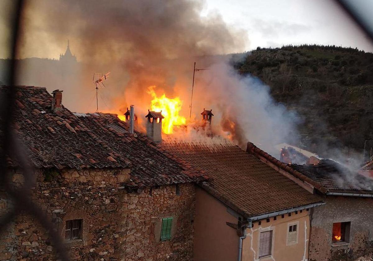 Imagen de archivo del incendio de una chimenea en el núcleo de Santibáñez de Ayllón.