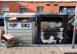 Contenedores quemados en la calle Joaquín María Jalón.