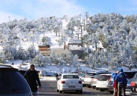 El parking de Navacerrada, prácticamente al completo este fin de semana.