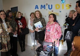 La presidenta de la asociación, Elena Verdeja, y la concejala de Bienestar Social, Rosario García, este lunes durante la inauguración de la sede.