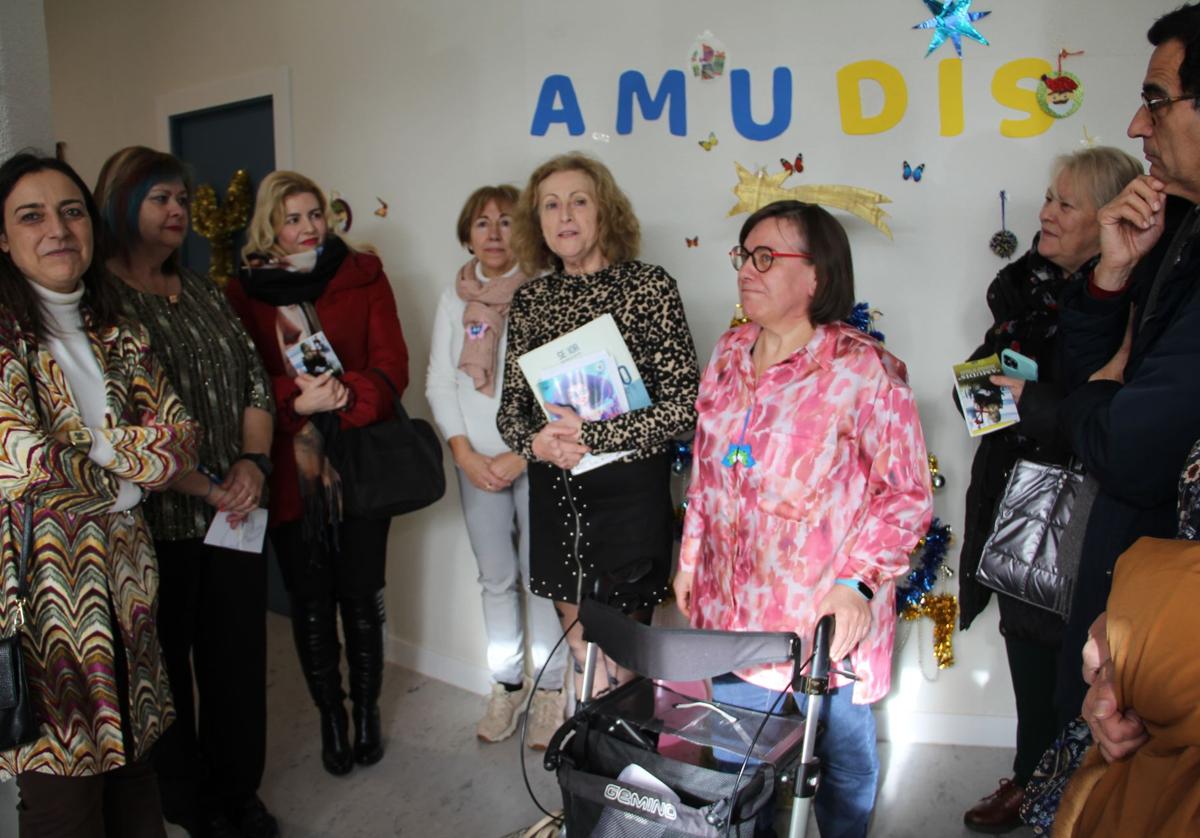 La presidenta de la asociación, Elena Verdeja, y la concejala de Bienestar Social, Rosario García, este lunes durante la inauguración de la sede.