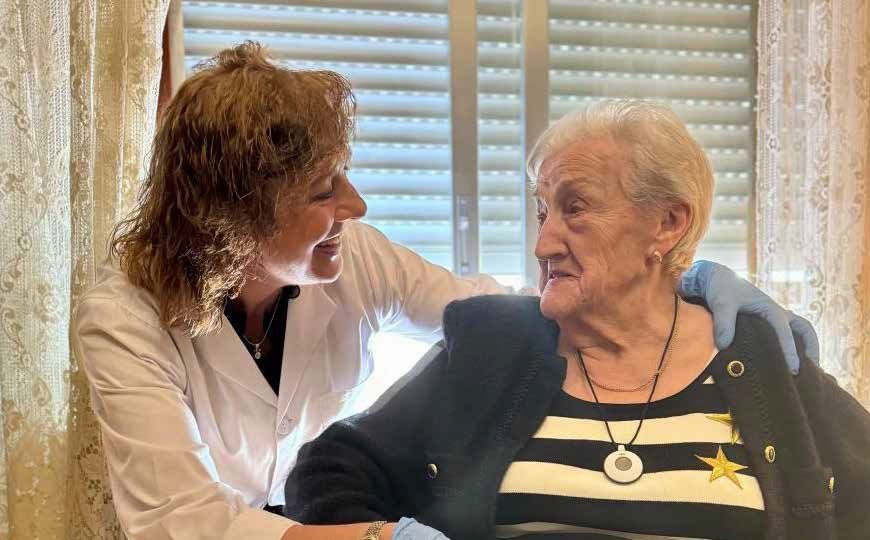 Carmina Pastor, que ha participado en el proyecto 'Jugando entre recuerdos', con una trabajadora de ayuda a domicilio.