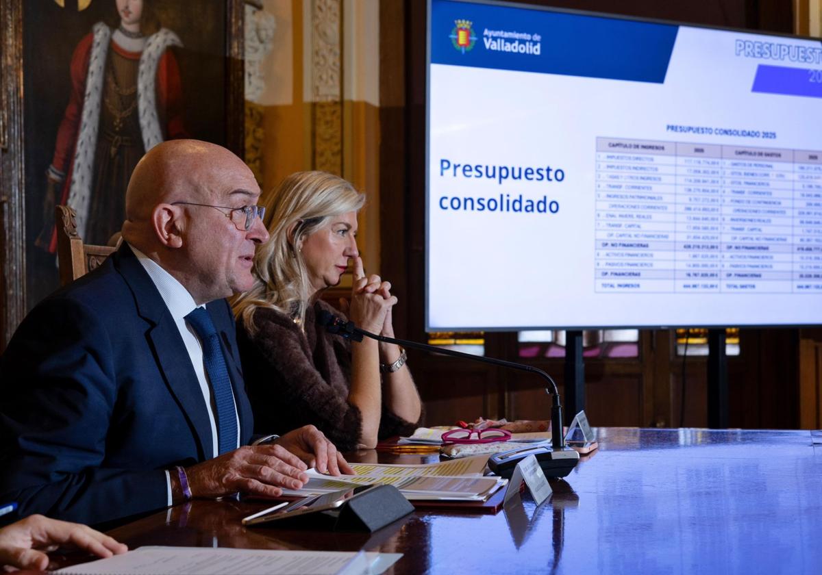 Jesús Julio Carnero e Irene Carvajal, durante la presentación del presupuesto.