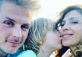 Daniela Costa con su marido, Oskar Salcedo y su hijo León.