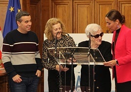 Carmina Pastor explica el juego de la teja con la concejala de Servicios Sociales, la delegada social de Clece y el director de Maristas.