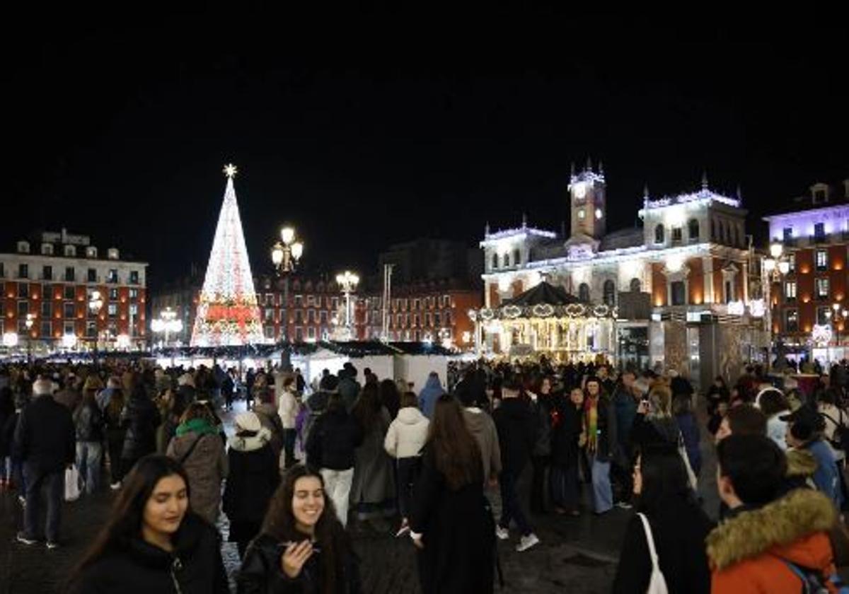 Plaza Mayor de Valladolid, con el mercadillo y la iluminación navideña.