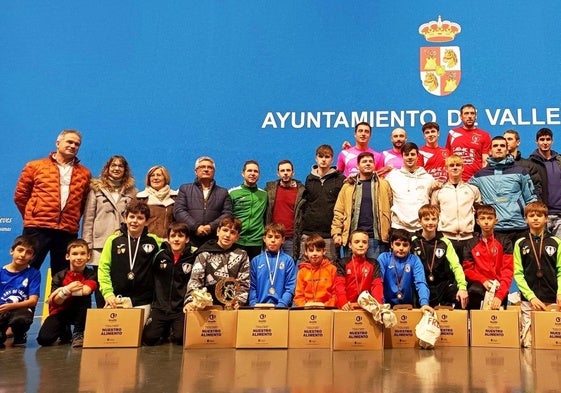 Foto de familia con los premiados en edad alevín.