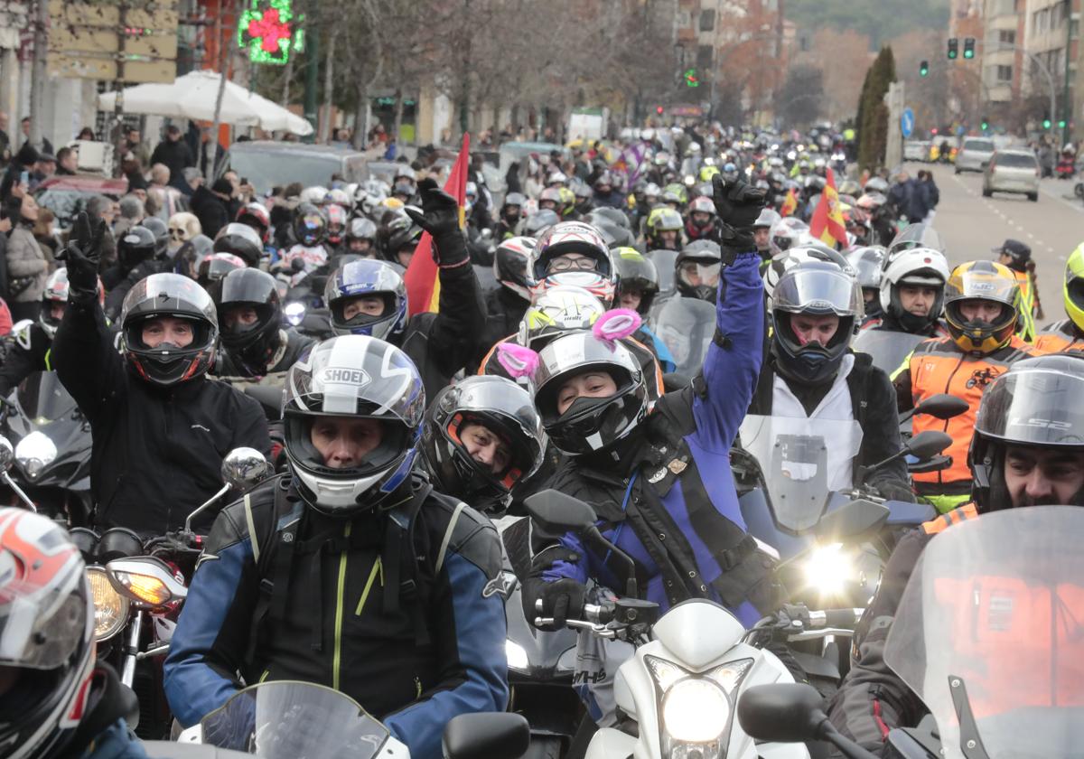 Varios motoristas posan para una foto durante la concentración invernal de Pingüinos.