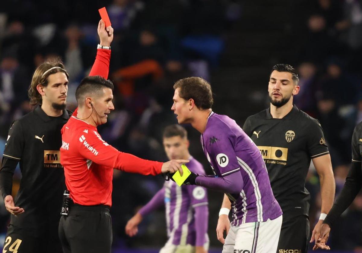 Ortiz Arias muestra la tarjeta roja a Juanmi Latasa durante el último Real Valladolid-Valencia