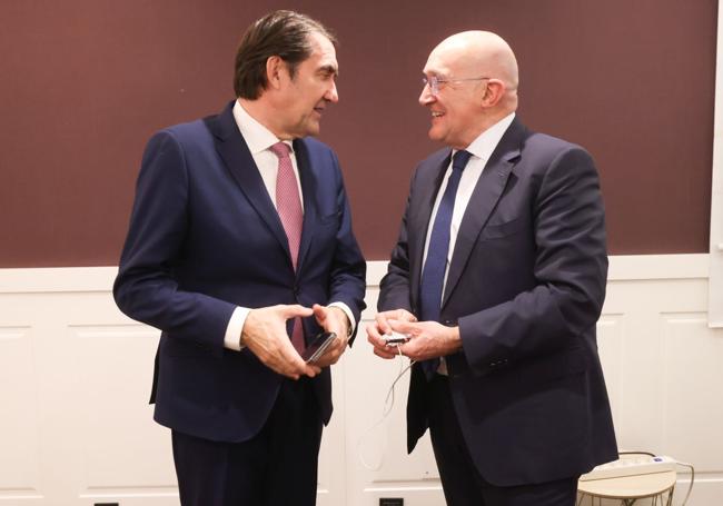 Juan Carlos Suárez-Quiñones, consejero de Medio Ambiente, y Jesús Julio Carnero, alcalde de Valladolid, antes de la rueda de prensa tras la reunión de la sociedad Valladolid Alta Velocidad.