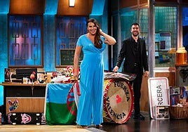 La actriz Karla Sofía Gascón con David Broncano en 'La Revuelta'.