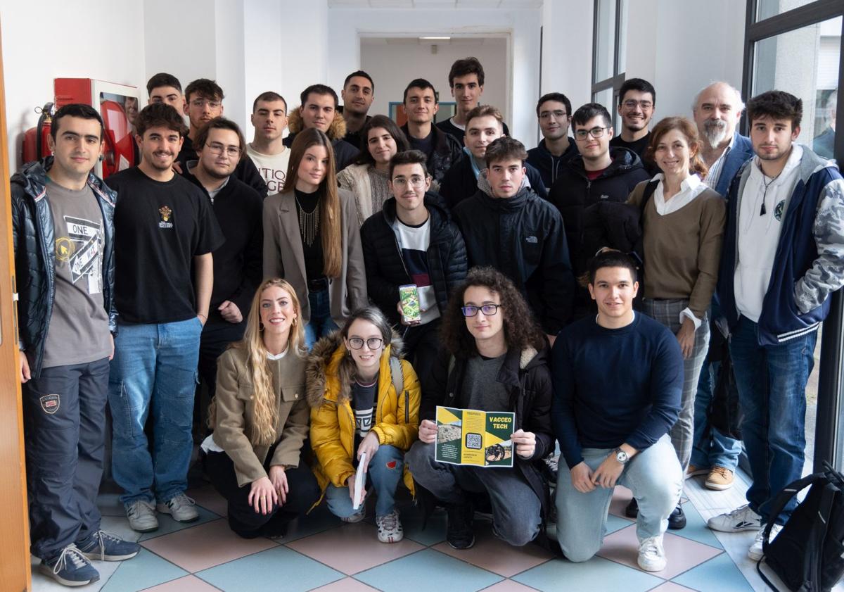 Imagen principal - Los alumnos de ADE e Ingeniería; Roberto Bravo, estudiante de Ingeniería Informática, muestra el videojuego de su grupo y Carlos Saz Míguez, del Centro de Estudios Vacceos Federico Wattenberg, durante la deliberación del comité.