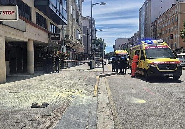 Restos de extintor y calzado de Tiwari tras quemarse a lo bonzo.