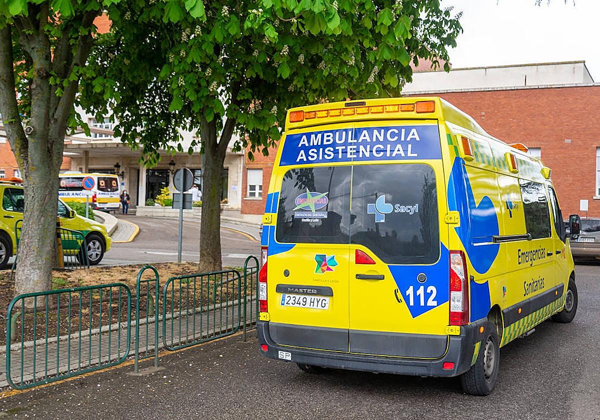 Una ambulancia entra al complejo asistencial de Palencia.