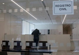 Un usuario en un mostrador de las oficinas del Palacio de Justicia de Segovia.