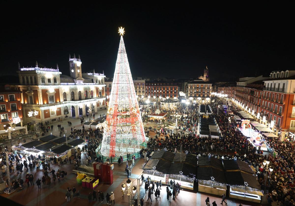 Luces y puestos navideños en la Plaza Mayor de Valladolid.