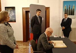 Nils Haugstveit firma, observado por Sari Rautio, Antonio Llamas y César Martín.