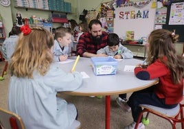 Eduardo Cabero con sus alumnos de 2º de infantil del colegio Jesuitinas