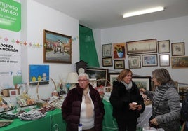 La presidenta de la Asociación del Cáncer en Palencia, Rosa Andrés, en el medio, durante la inauguración del mercado solidario, este lunes.