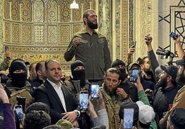 El líder de los rebeldes sirios, Al Golani, es aclamado en la gran mezquita de Damasco.