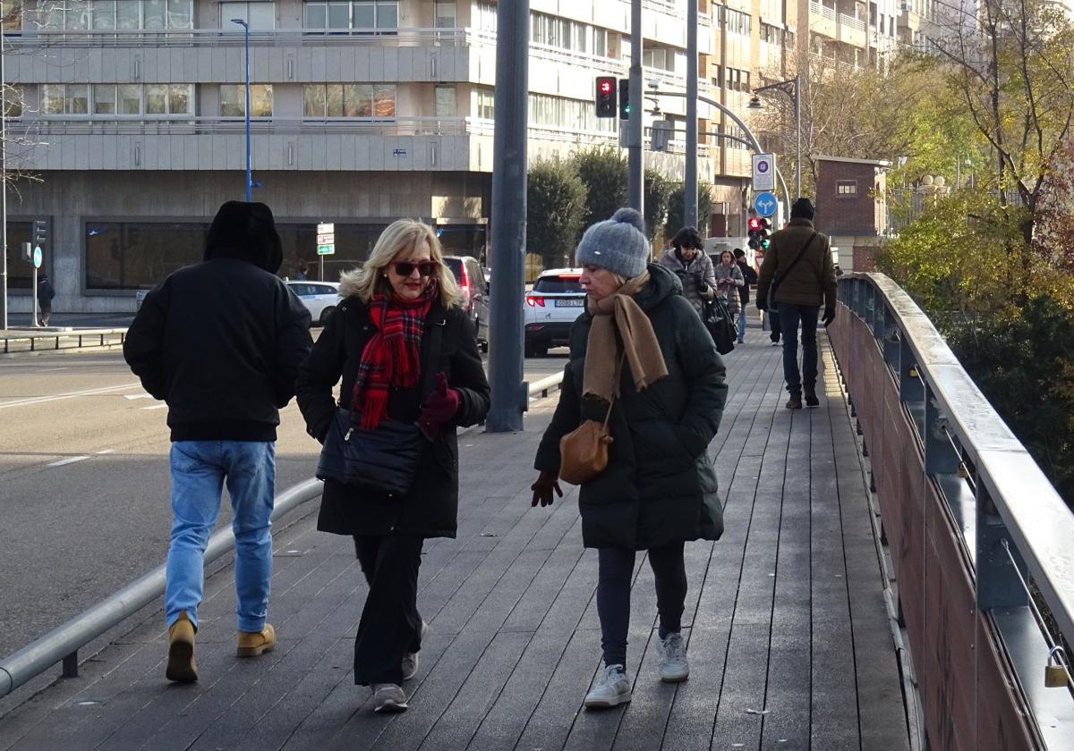 Viandantes en el puente de Isabel la Católica, este martes por la mañana.