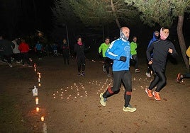 Participantes en la actividad, sorten las velas del suelo para ejercitarse, esta noche en Isla Dos Aguas.