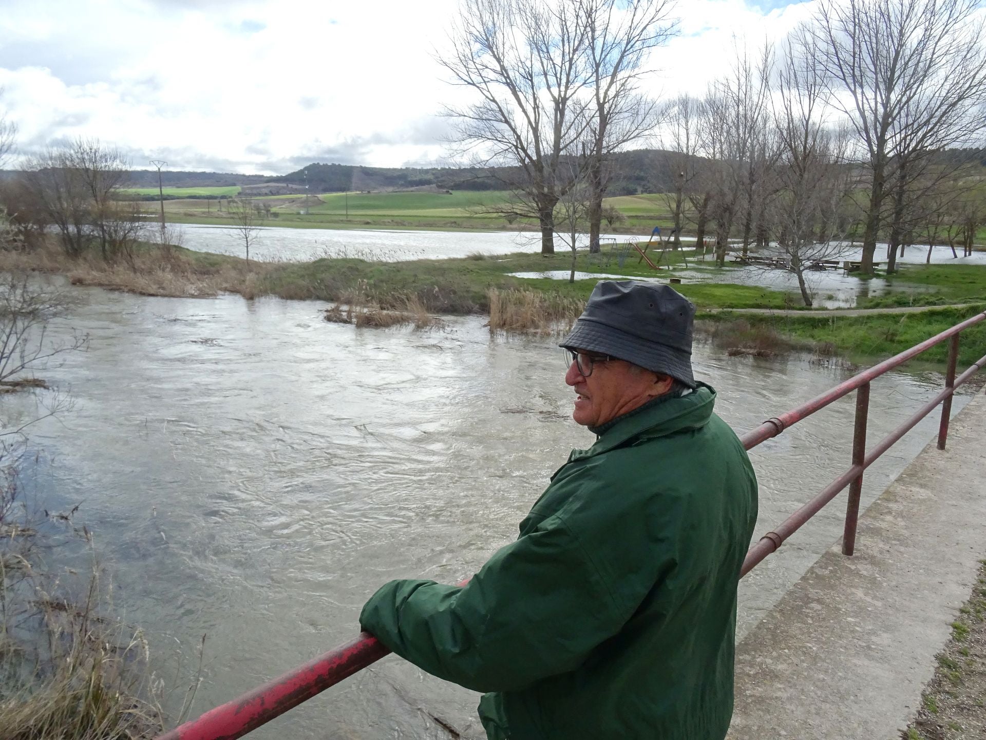 Un vecino de Villanueva de los Infantes observa el Esgueva desbordado en su pueblo, el pasado 10 de marzo.