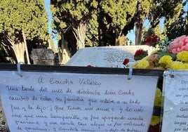 Una carta de una admiradora en la tumba de Concha Velasco, en el Panteón de Personas Ilustres de Valladolid.