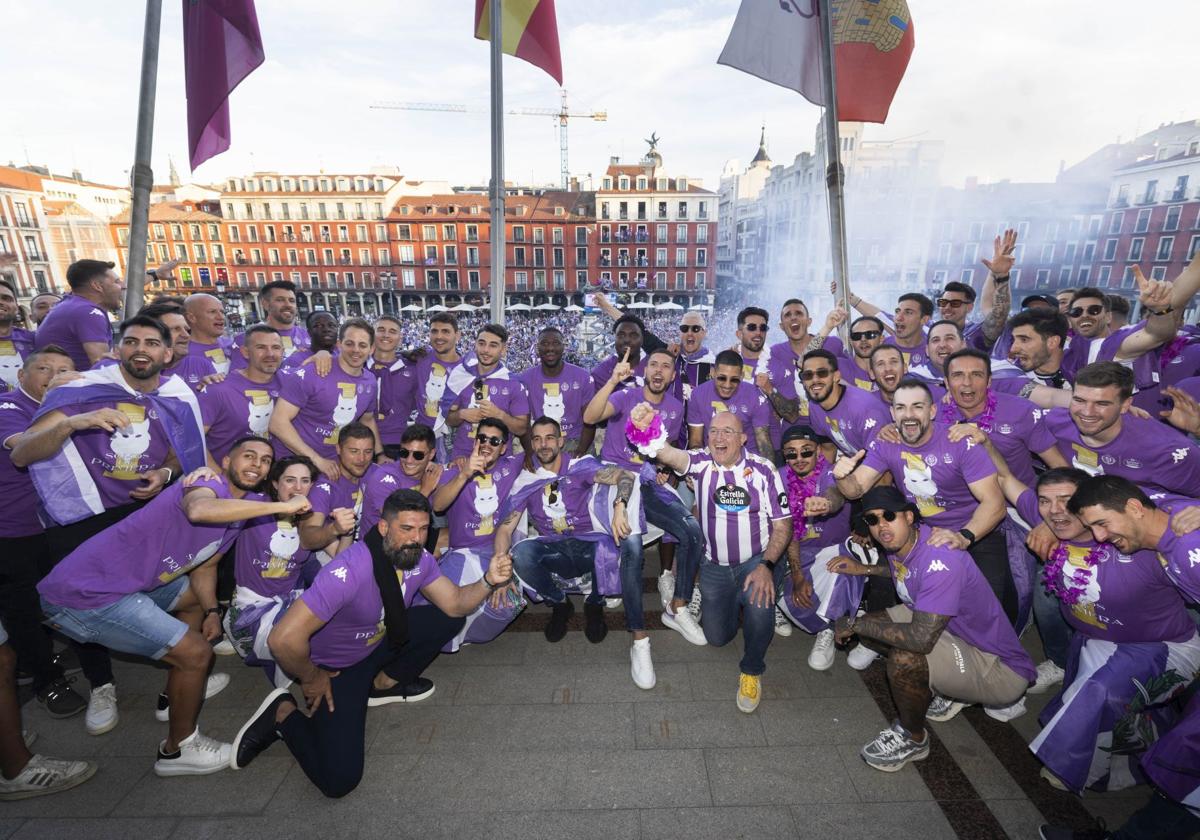 La plantilla celebra el ascenso en el balcón del Ayuntamiento.