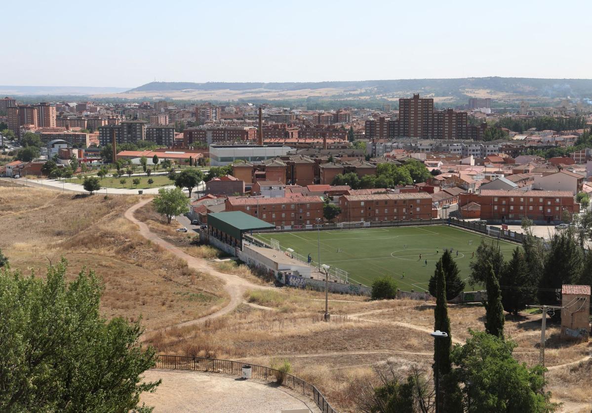 Terrenos junto al campo del Otero en los que se construirá el aparcamiento.